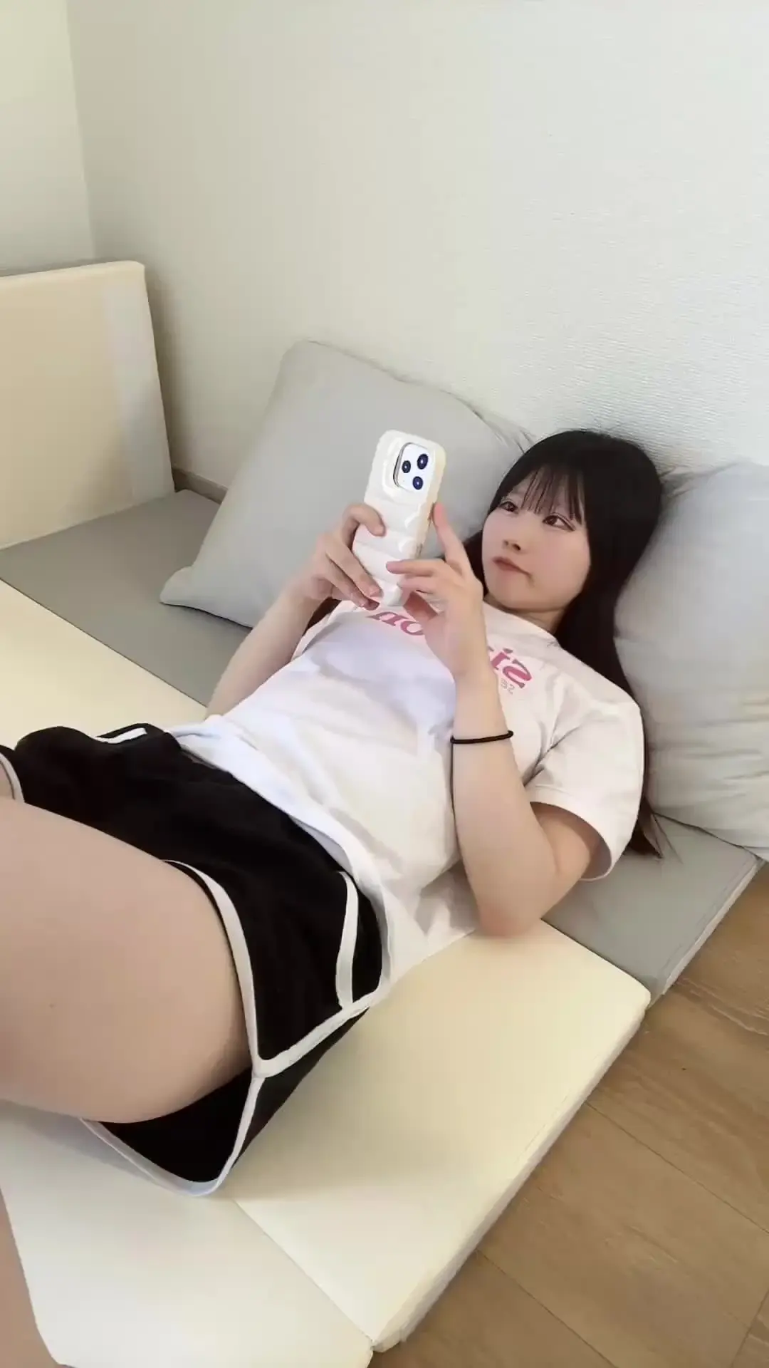 ひるちゃん♡「【♡スマホいじってたらムラムラしてオナニー するひるちゃん♡】」の投稿サムネイル