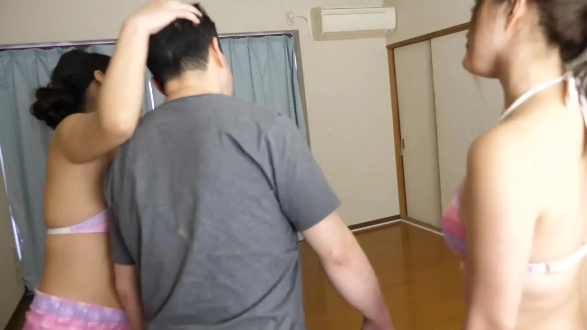 M男強カワ天国、愛なき楽園「水着姿の美女たちが男を床に押さえつけた。暗証番号を吐けと迫り、容赦ない行為が始まる。鋭い蹴りが腹に突き刺さり、拳が顔を打ち据え、素足が胸を踏み潰す。」の投稿サムネイル