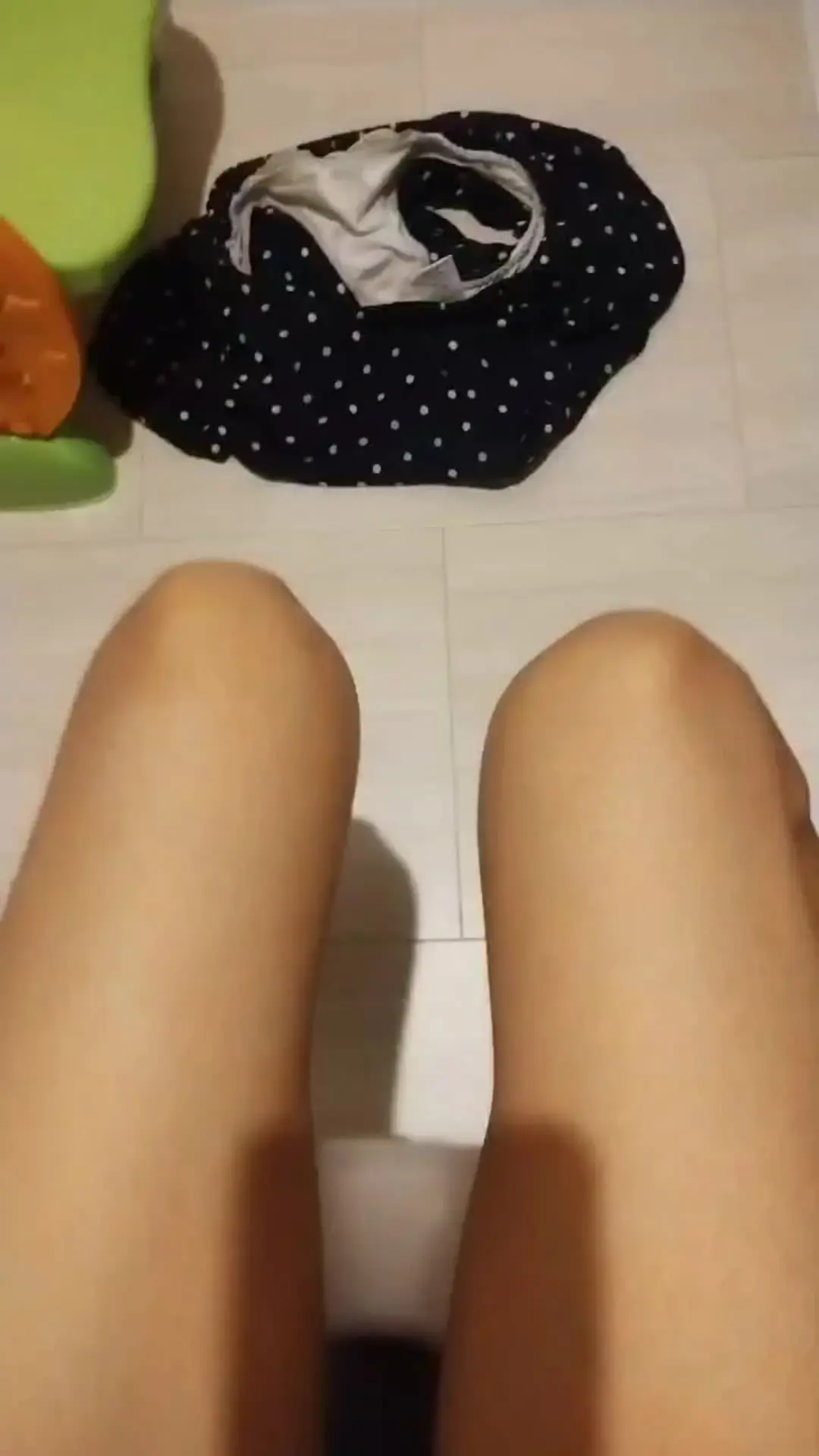 まゆ📹晒され妻（妊娠中）「自撮りおしっこ動画第6弾です‼️ 妊娠中なのでおしっこかなり黄色くなってます。 みなさんに妊婦のおしっこ見てほしいので価格安めに設定してあります😊」の投稿サムネイル