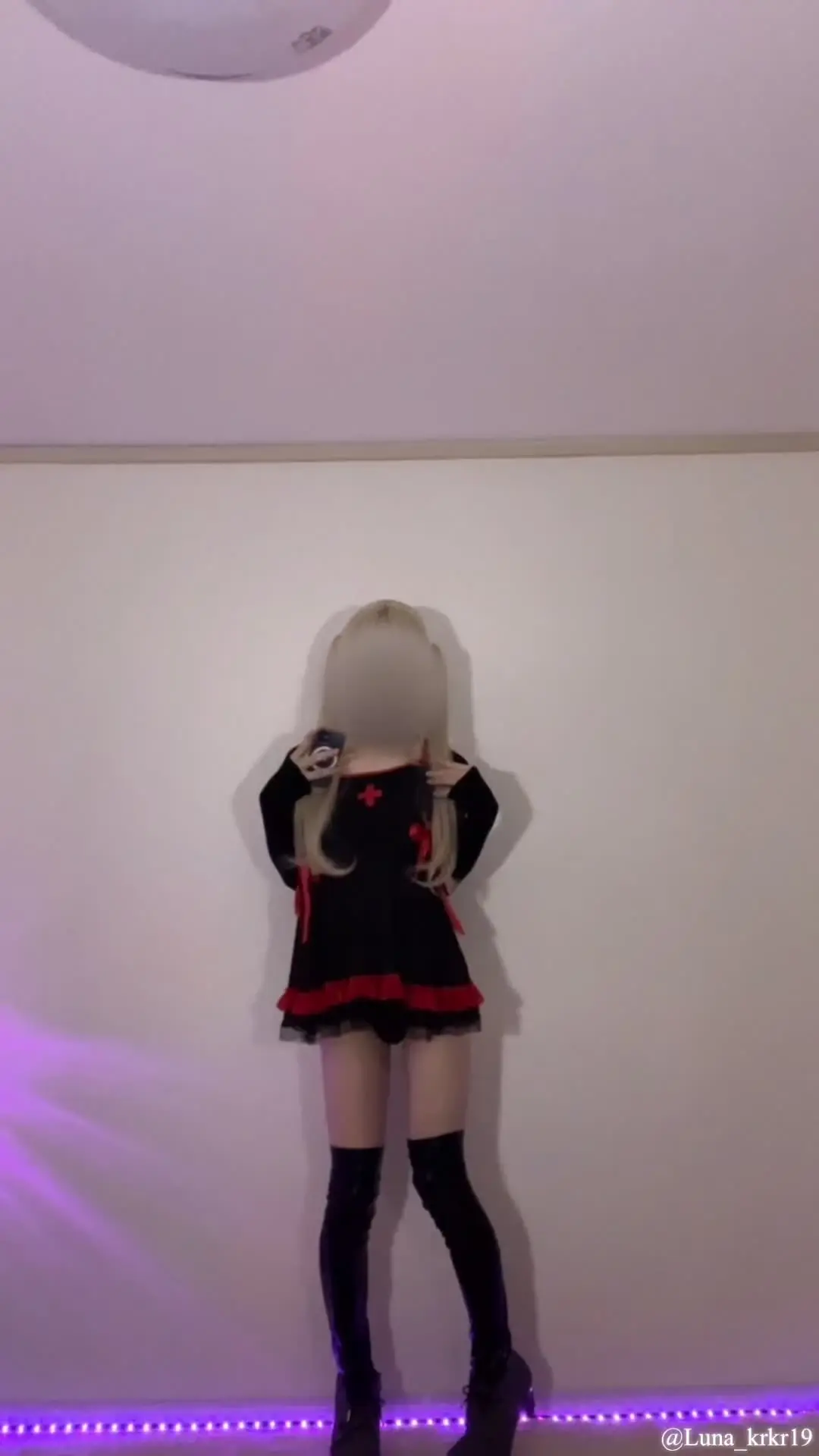 『金髪男の娘がミニ丈黒ナース衣装で尻振り誘惑💕』 sample 1