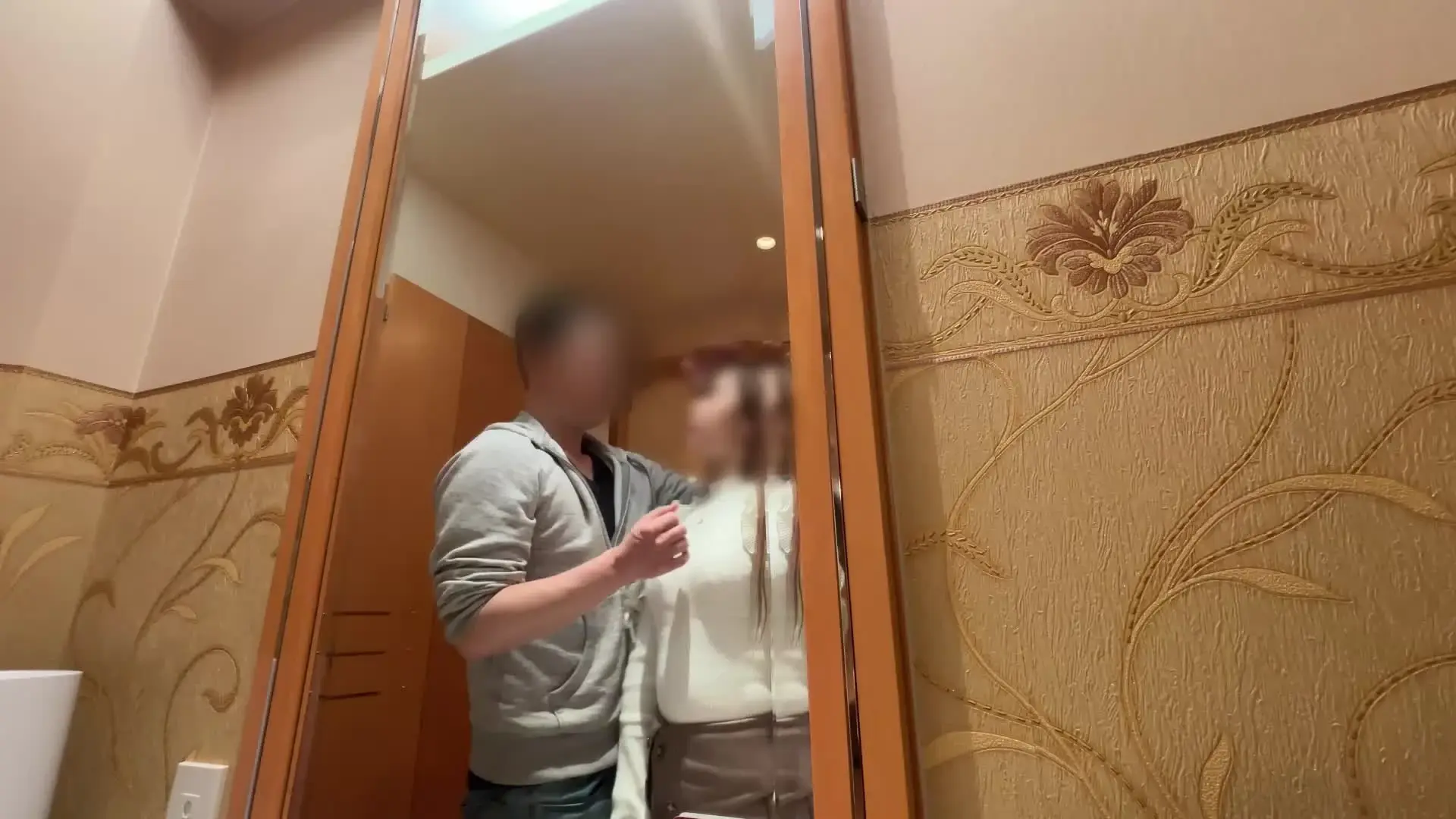 【素人ハメ撮り屋】トンズラ「『ミニマム人妻さんと体格差セックス2』 夫に隠れて続く逢瀬は、さらに深い背徳へ。 見たこともないおもちゃを使われ、人妻は抗えず声を漏らす。」の投稿サムネイル