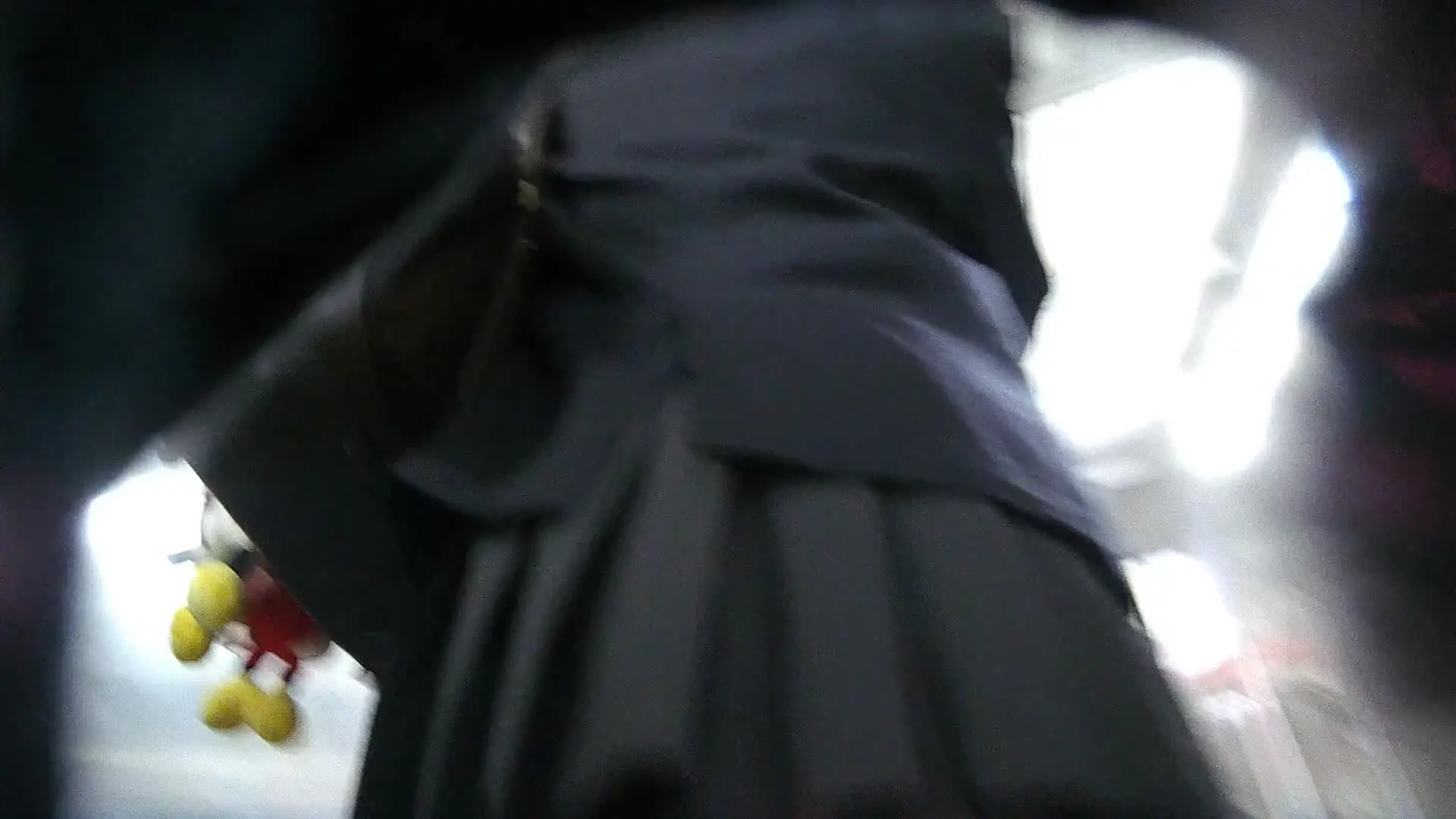 制服 ミニスカ逆さ撮り専門チャンネル「【制服/k2】衝撃に備えろ。プリーツの奥の奥。 いつも見ているこの子。髪は纏め顔は今田〇桜似。身長は160cm代くらい習い事なのか毎週木曜はこの辺りの時間の電車」の投稿サムネイル