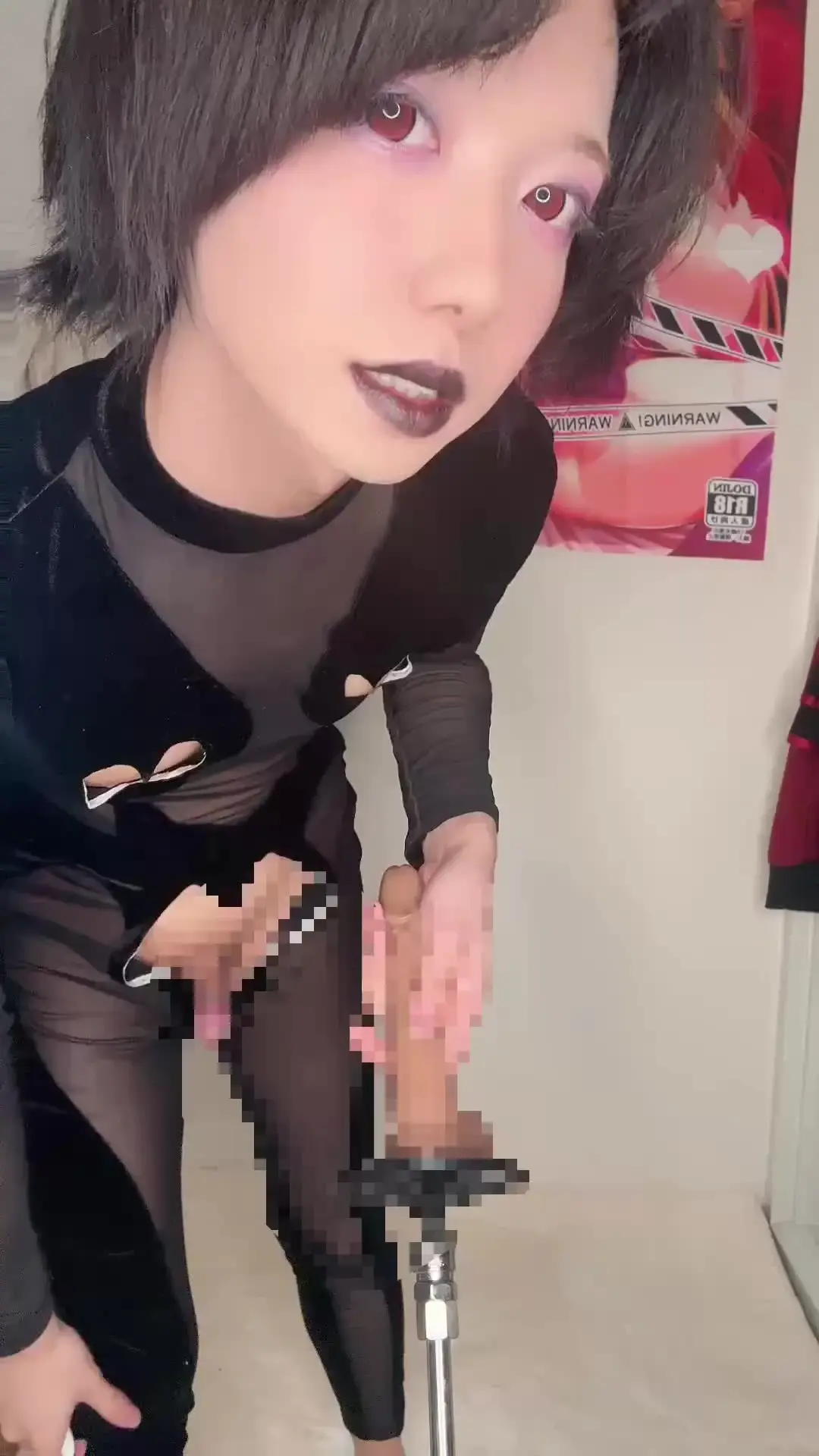 ハヅキ「過去作からこんにちは(* ´꒳`*) 黒ゴスメイクくんのえちえちウェアで1人遊びだぞぉ♪」の投稿サムネイル