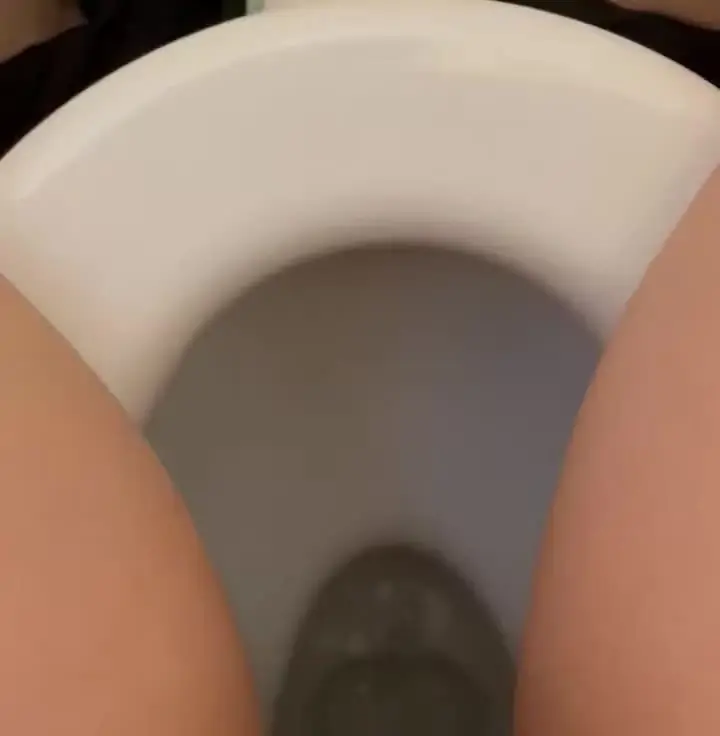るる👙(🥼看護師目指す女子大生💉)「今日のルルのおしっこ🥰」の投稿サムネイル