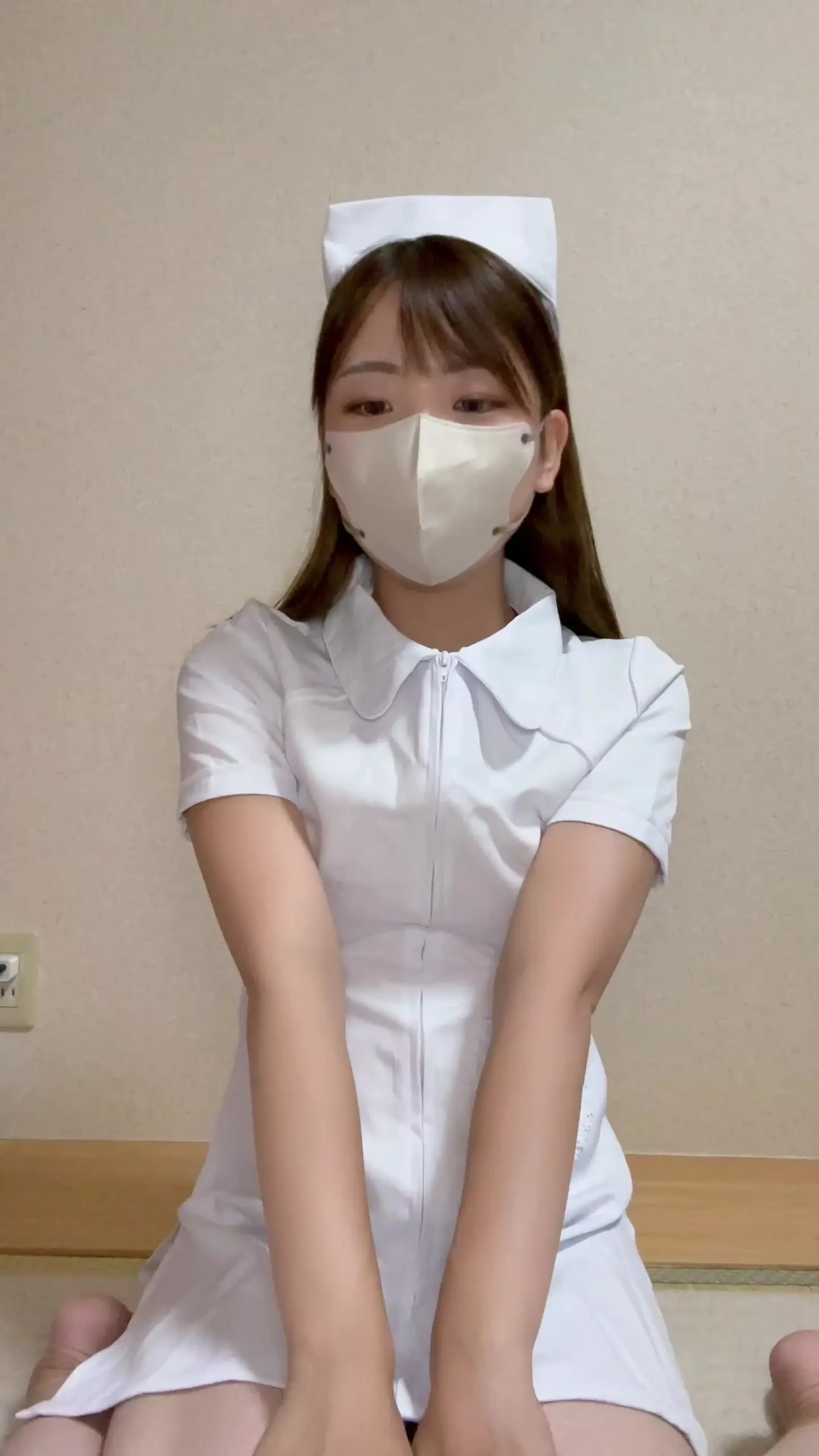 ひなみふぁみりあ「今日はナースひなみの日💕 患者さんが来る前に、こっそりわたしのカラダを検査しました 真っ白な制服の下に指を滑らせた瞬間、思った以上に敏感で、自分でもびっくりして」の投稿サムネイル