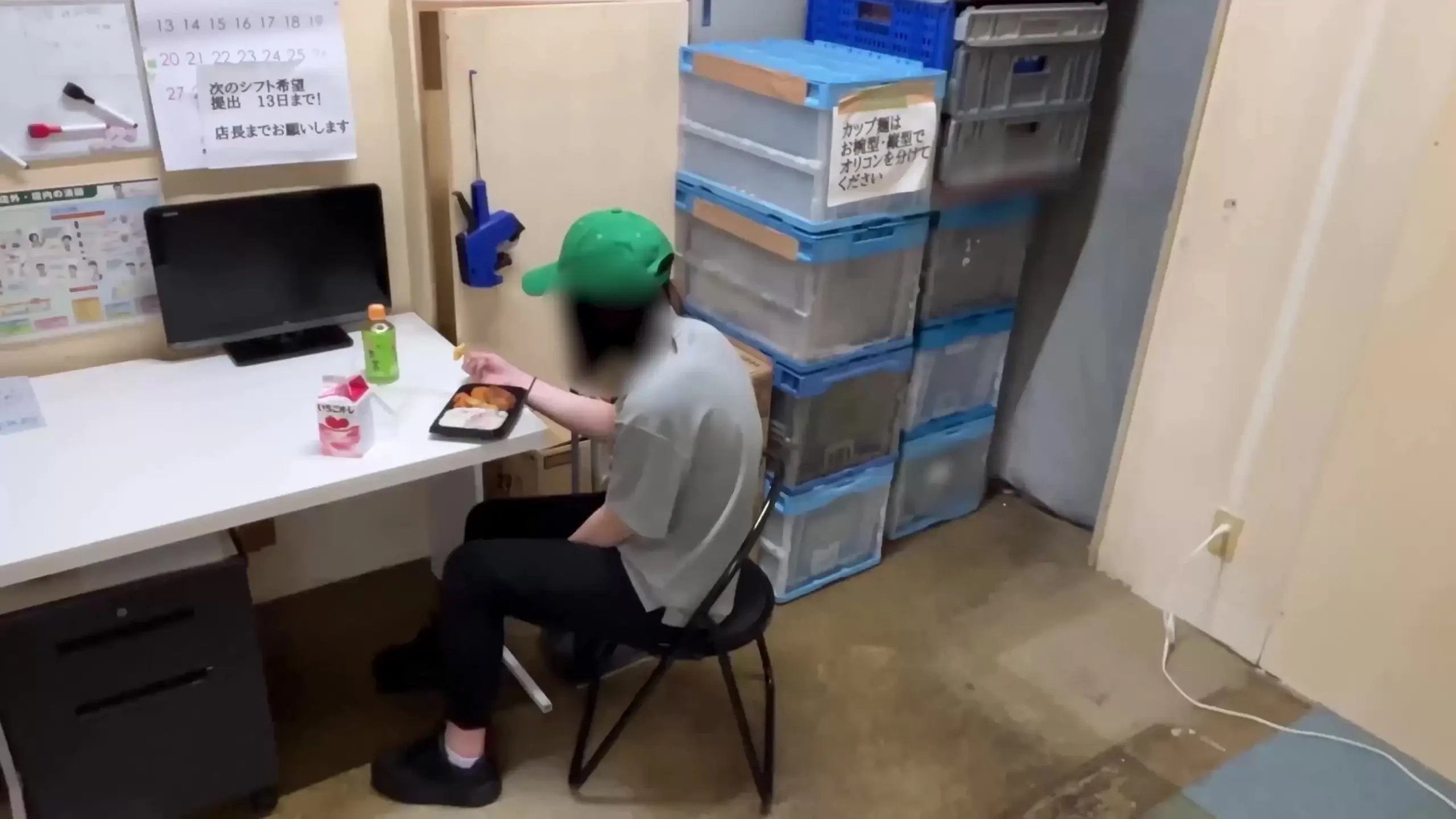 コンビニ社員の日常(キモおぢ社員とタイ◯ーバイト)「「顔ぼかし」18歳、深夜のバックヤードでの秘密の中出しアルバイト！あの爆発的に人気だったバイトと時短営業後のバックヤードで休憩しました。フェラ抜き！中出し！汚れ」の投稿サムネイル