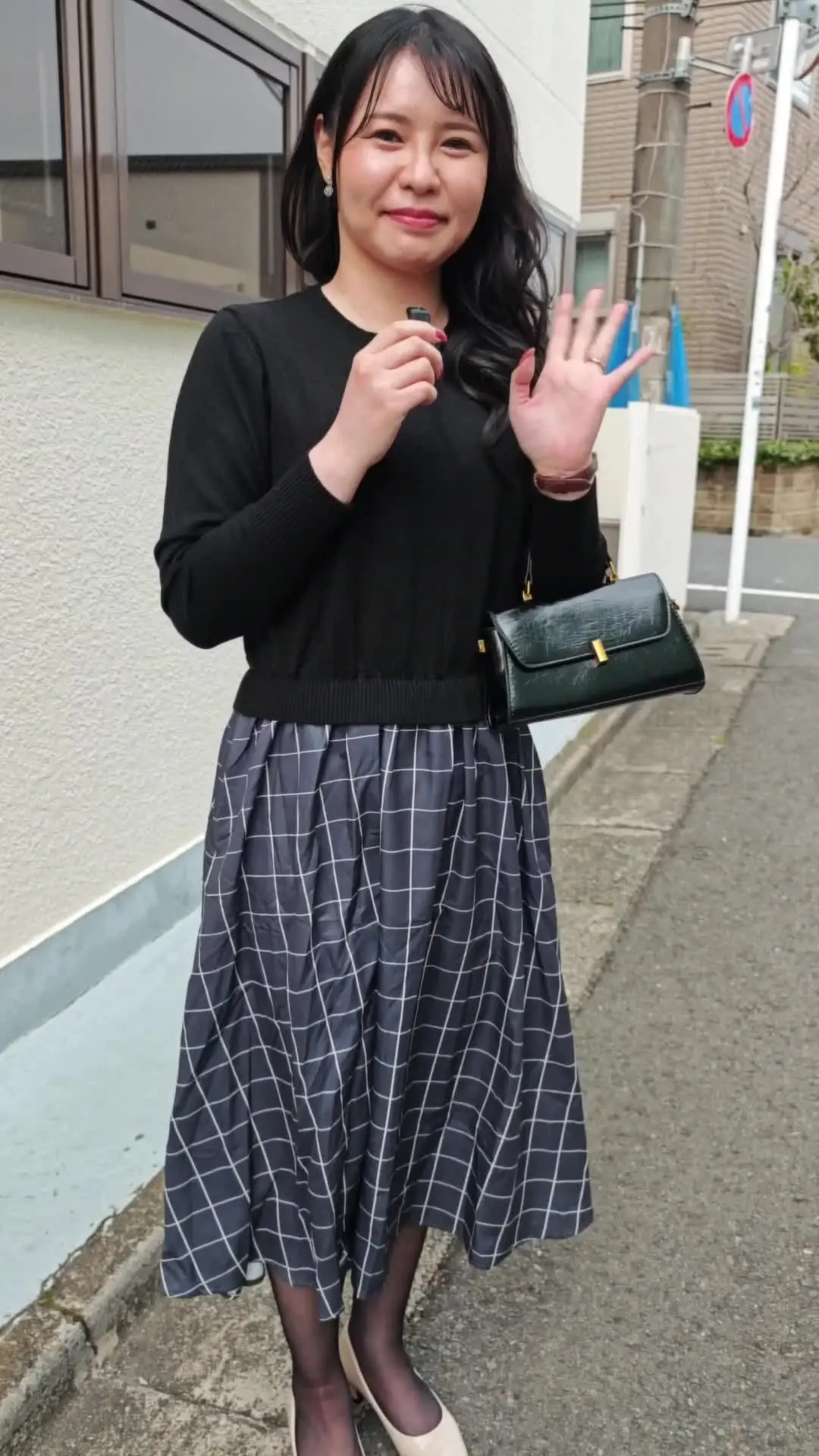 M助～街角ナンパの達人～「身長173cm✨ デパート勤務の四十路妻＃007【れいかさん】💕 街頭インタビューに答えてくれました！」の投稿サムネイル