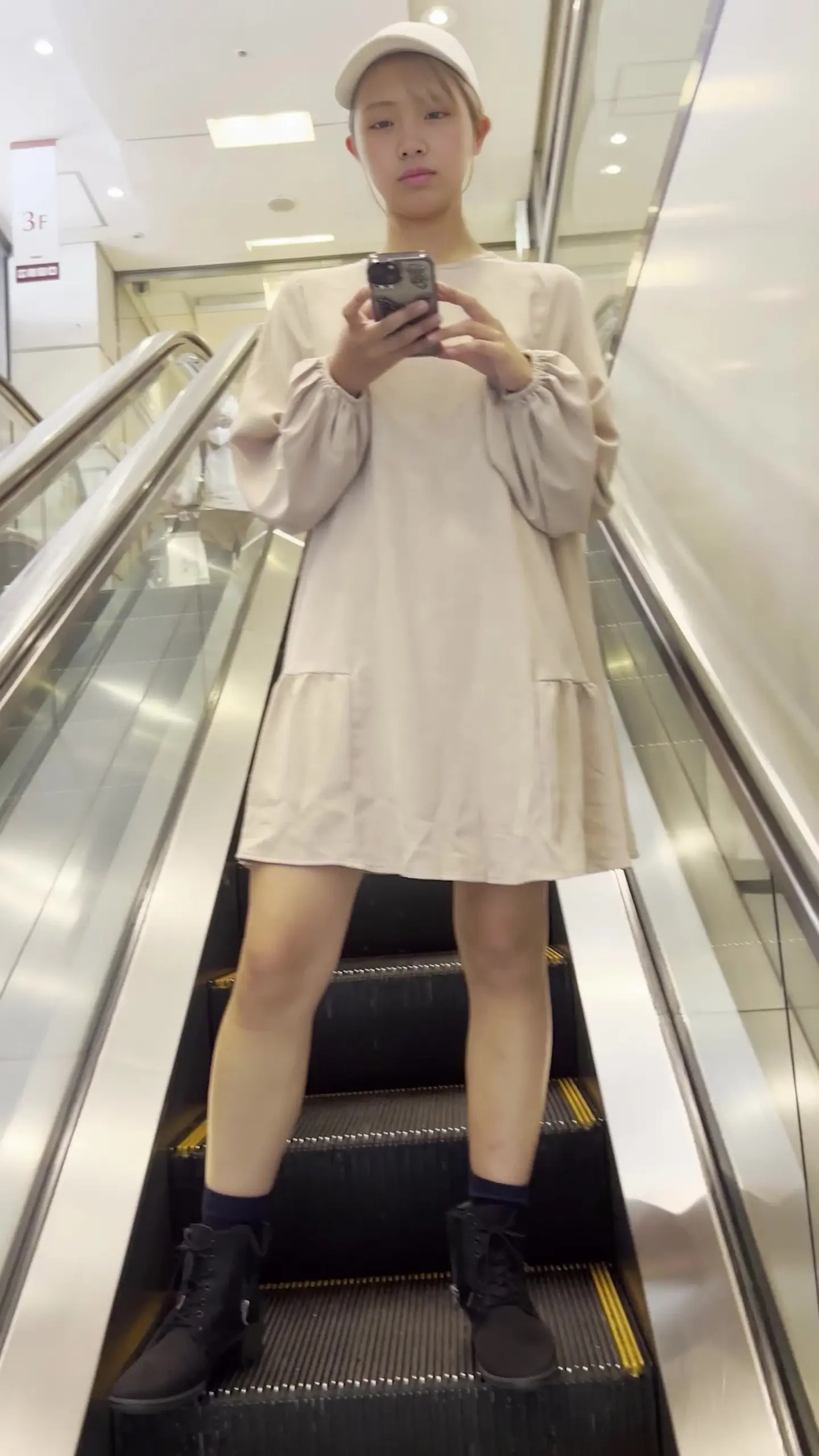 タカ♂生ぱん逆さ撮り📽️パンチラ「【✨街で見かける美女のパンツを見てみたい！✨】 をテーマに、素人美女の生ぱんつを激撮し、ムフフ❣️なパンチラをお届けします！ テカテカのサテンぱんつ、えっちな食」の投稿サムネイル
