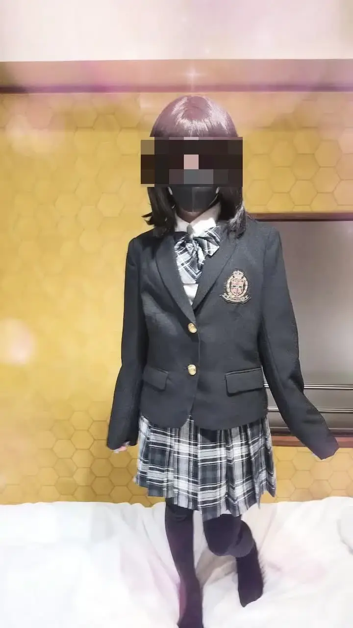 りお「新しく買ったばかりの制服に袖を通し、カメラの前で嬉しそうにご満悦の表情を浮かべるりおちゃん。」の投稿サムネイル