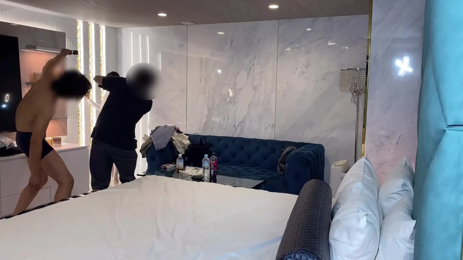 しゅん/美女の聖水オプション付き「聖水制裁！【主観⚫︎定点 ダブル動画】 有名（？笑）YouTuber参戦！！ 今回カメラマンとして参戦していただいた、Dさんは特殊オナニーの弊害で膣内射精障害に」の投稿サムネイル