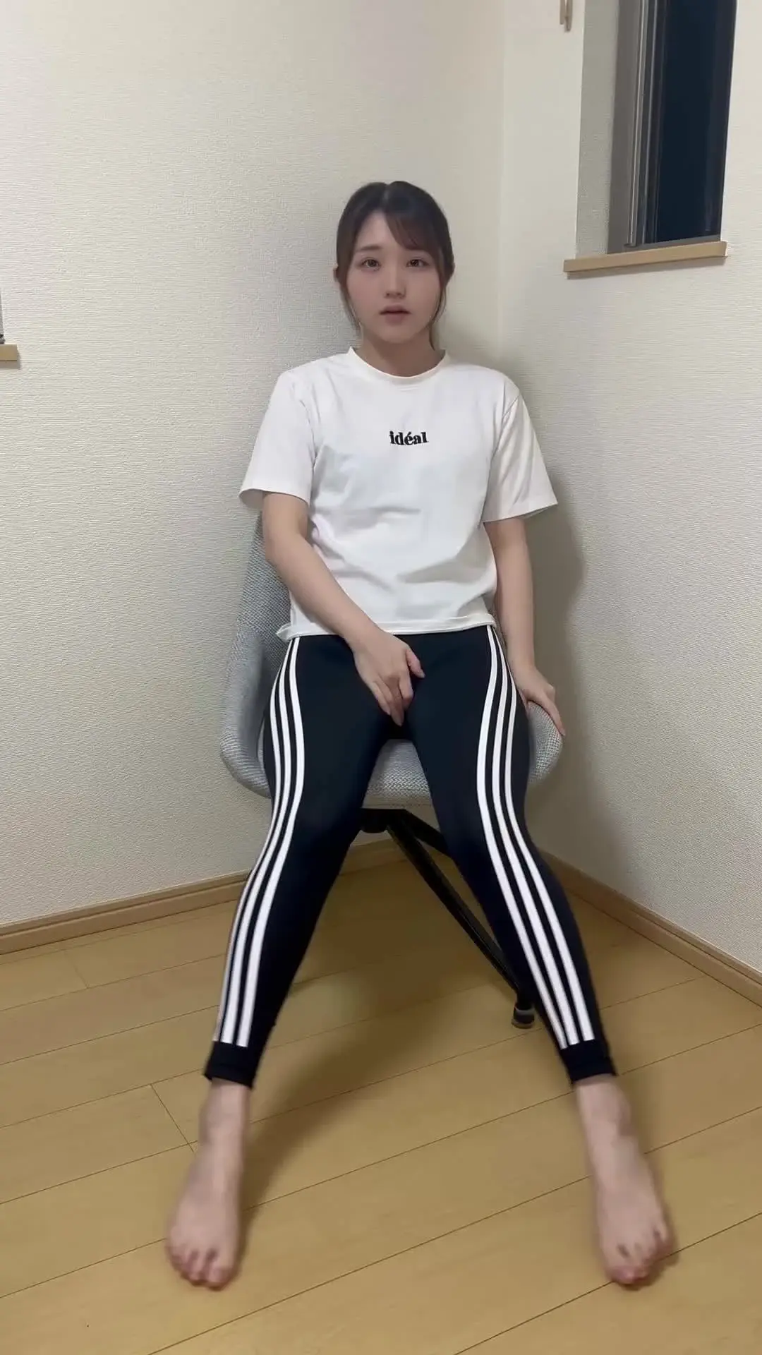 永井陽毬(Nagai Himari)「最近1人で動画撮るのに慣れてきたけど、 まだカメラ前で何していいか分からなくなる時があります…。 部屋で普通に過ごしてた流れでそのまま撮ってみたので、」の投稿サムネイル