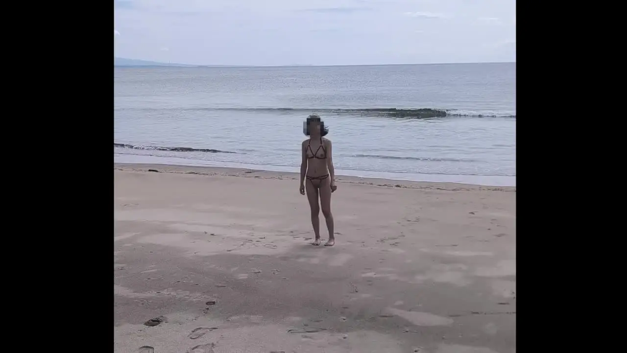 ひな「海の紐ビキニの動画だよー！ 私のおっぱいの揺れをお楽しみください！」の投稿サムネイル