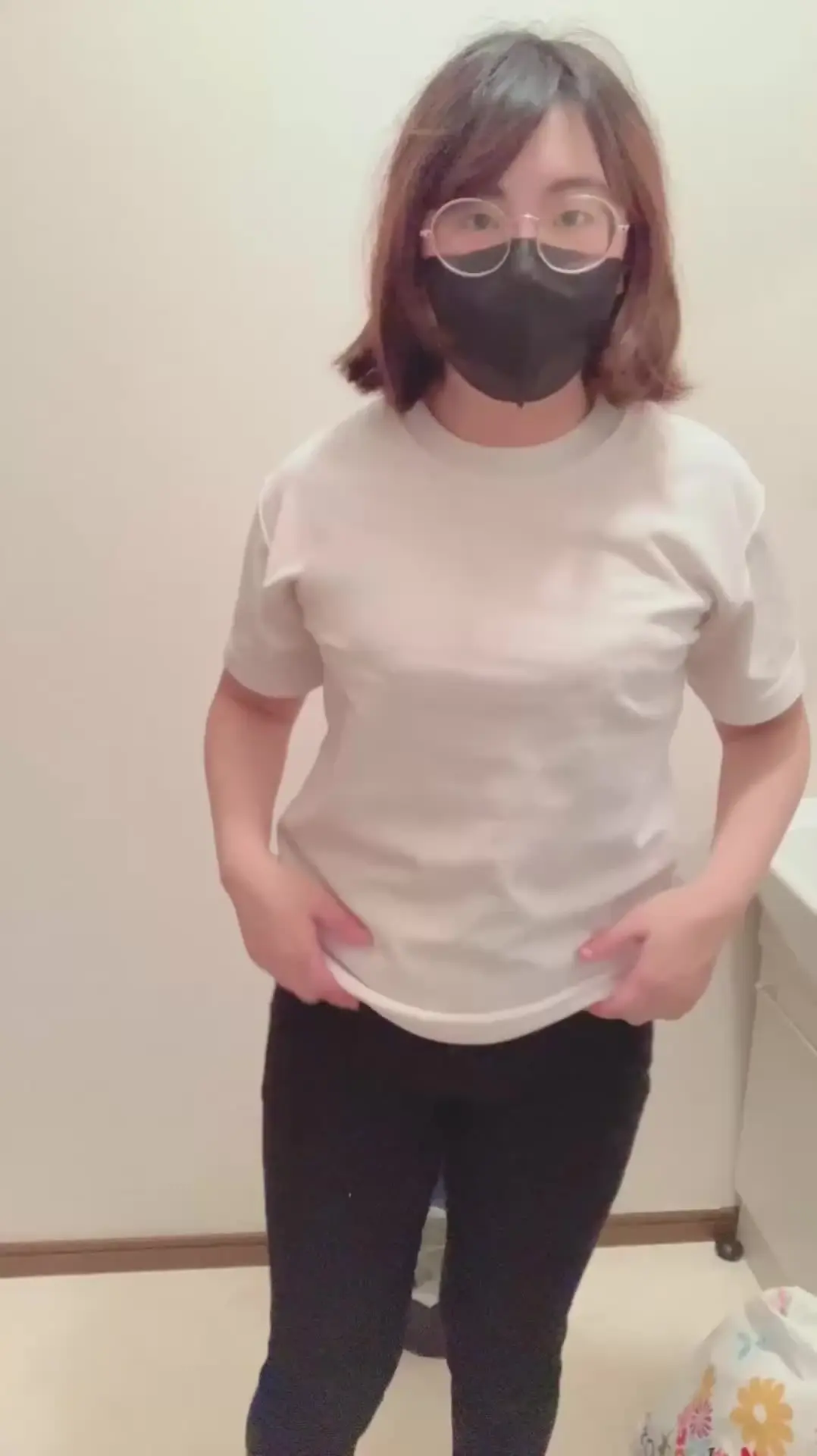 ルシファー「ジャージを脱いだり指フェラ、パイズリ風動画、下着のままオニャニーしたり💕な動画です」の投稿サムネイル