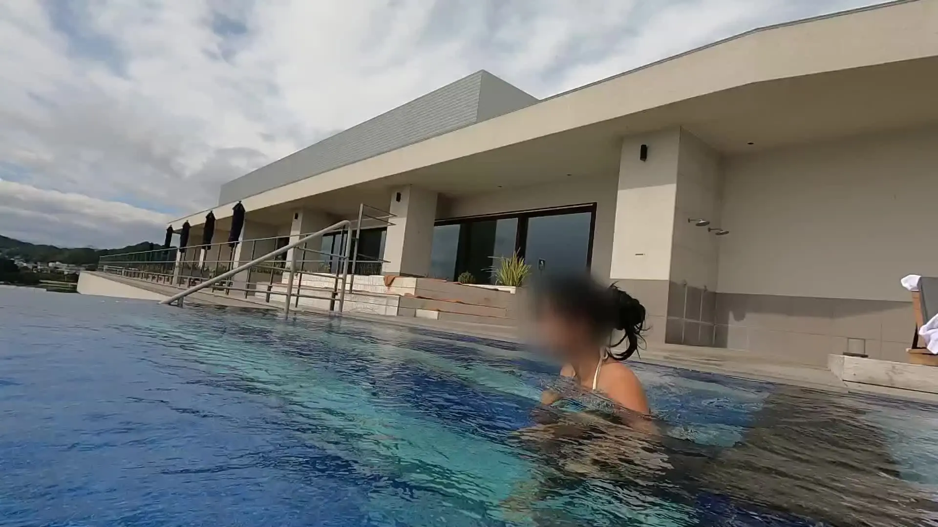 ○○○が気になりすぎる○○○😘○○○の為に頑張る○○○🥰「インフィニティプールにでデート❤ めっちゃ風が強かったんですが人が居なくて逆に良かった！ 露出の多い水着に興奮したのかラブホでは積極的でした。」の投稿サムネイル