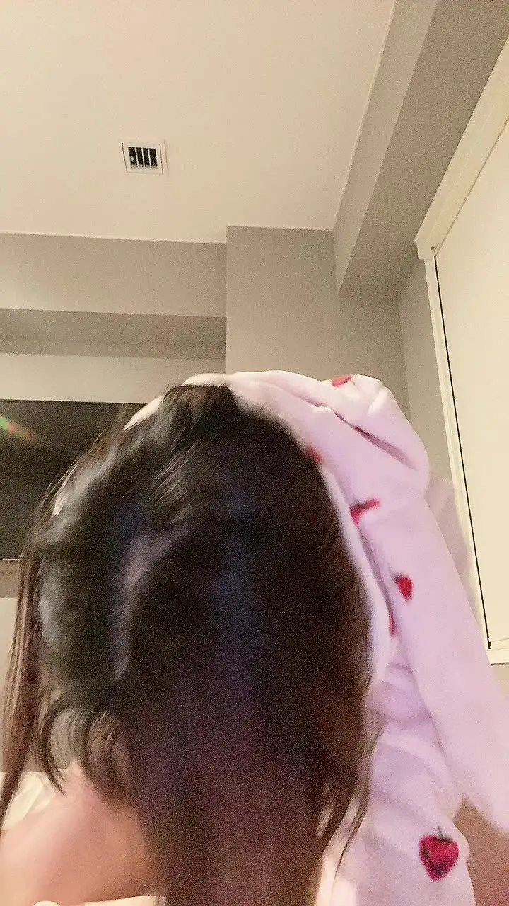 ぽ「出張中のホテルで❤️吸うやつに吸われて秒でビクンビクンする様子❤️ 短いです✋🏻」の投稿サムネイル