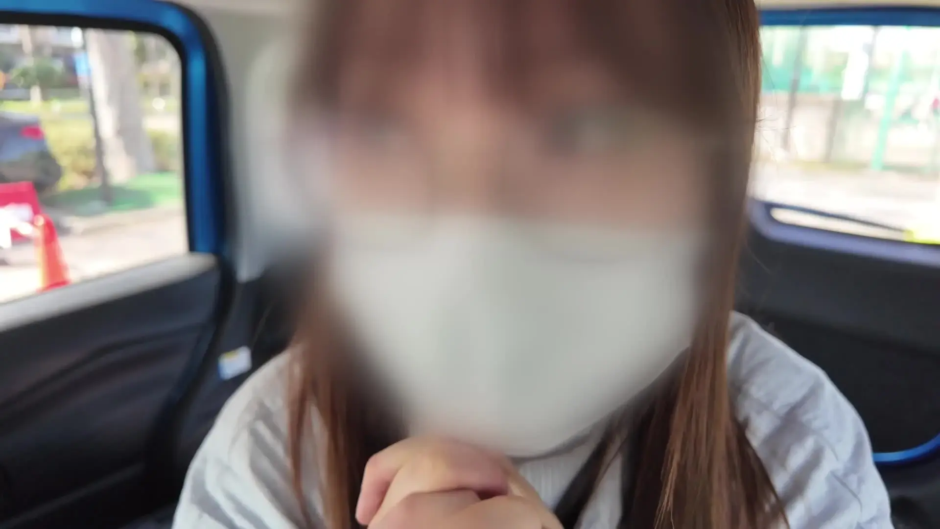 Guiltylabo.|【露出|レズ研究】「【車内露出】『絶対バレてるよね？』とべスポジで映り込むカップルを横目に全裸オナニー」の投稿サムネイル