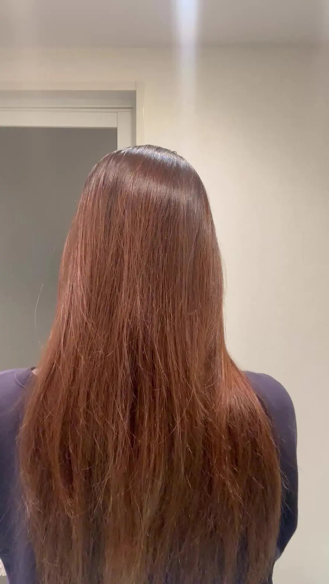 髪フェチ研究会💇🏻‍♀️by さくたん🌸「綺麗なロングヘアにスライムをつける動画です✨ 今回は硬めのスライムで髪に浸透するまで待つリクエストだったので、髪から取るのが更に大変だったみたいです🥺 みなさん」の投稿サムネイル