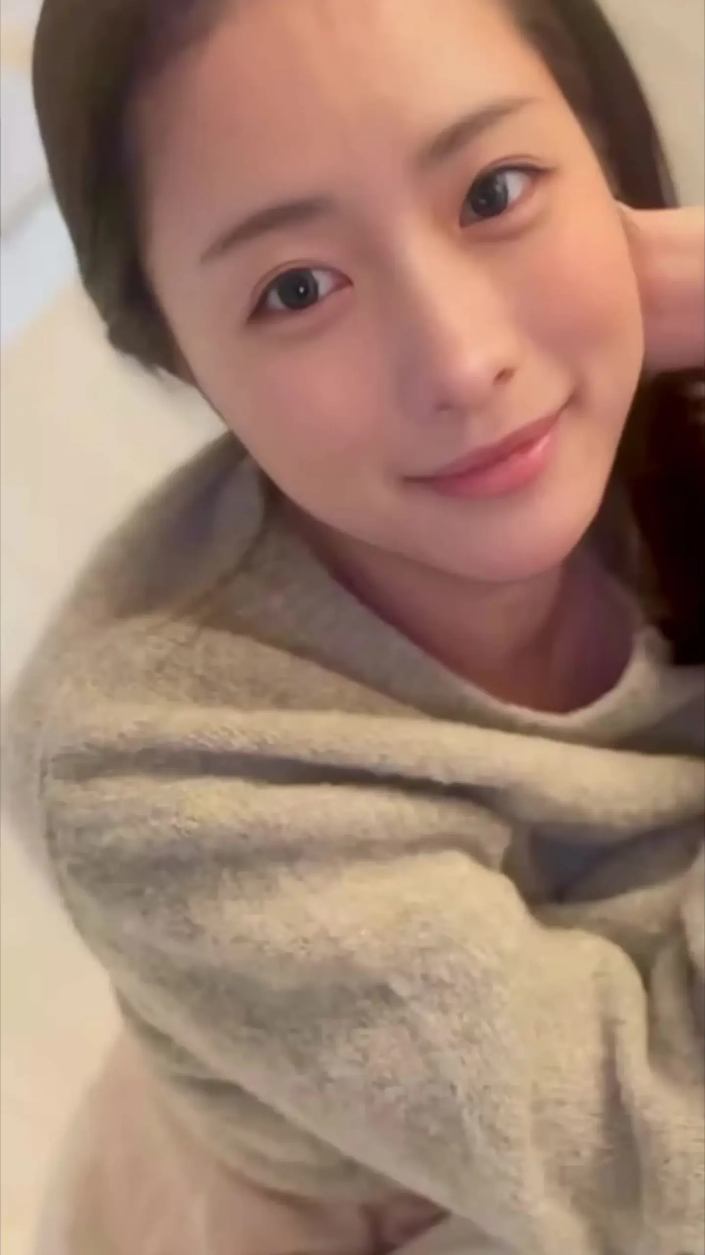 友梨子「おはようございます。 今日は待ちに待ったお休みですね。 普段は張り詰めた表情の貴方も、今朝はゆっくり……私の隣で羽を伸ばしてくれますか？」の投稿サムネイル