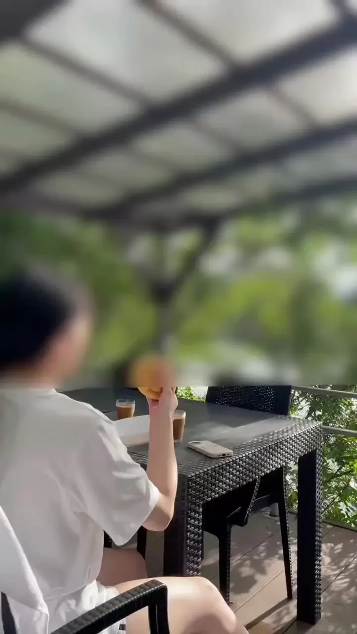 なつの秘密部屋🍑🍌「【屋外露出えっち中に彼氏から電話】 今回の動画はなつの一押し動画です♡ 景色の綺麗な屋外BBQ上で朝いちからえっちなことしちゃってたんですが💦」の投稿サムネイル