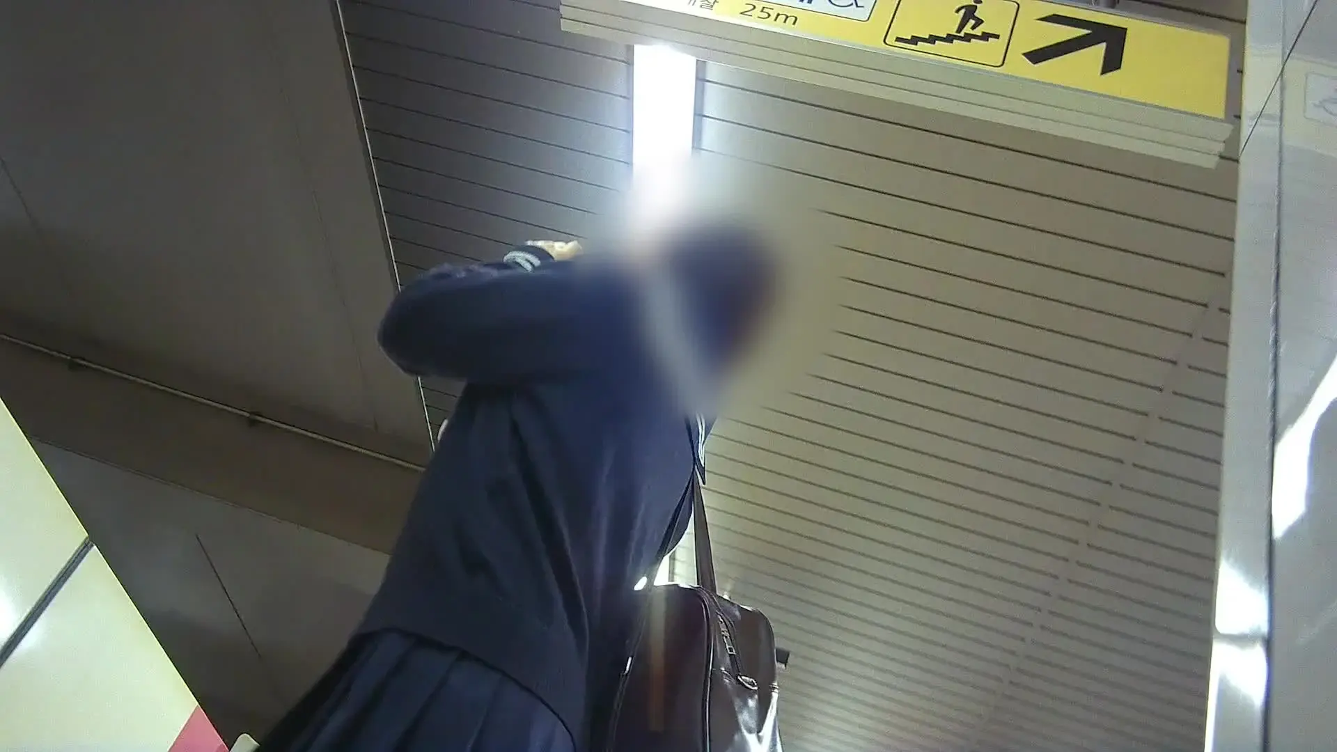 制服 ミニスカ逆さ撮り専門チャンネル「ホームでミニスカセーラーの子を見つけてしまった 本当にどうしてもセーラーはたまりません ショートで成熟してない小柄な子 気付いたらカメラを回してしまってました」の投稿サムネイル