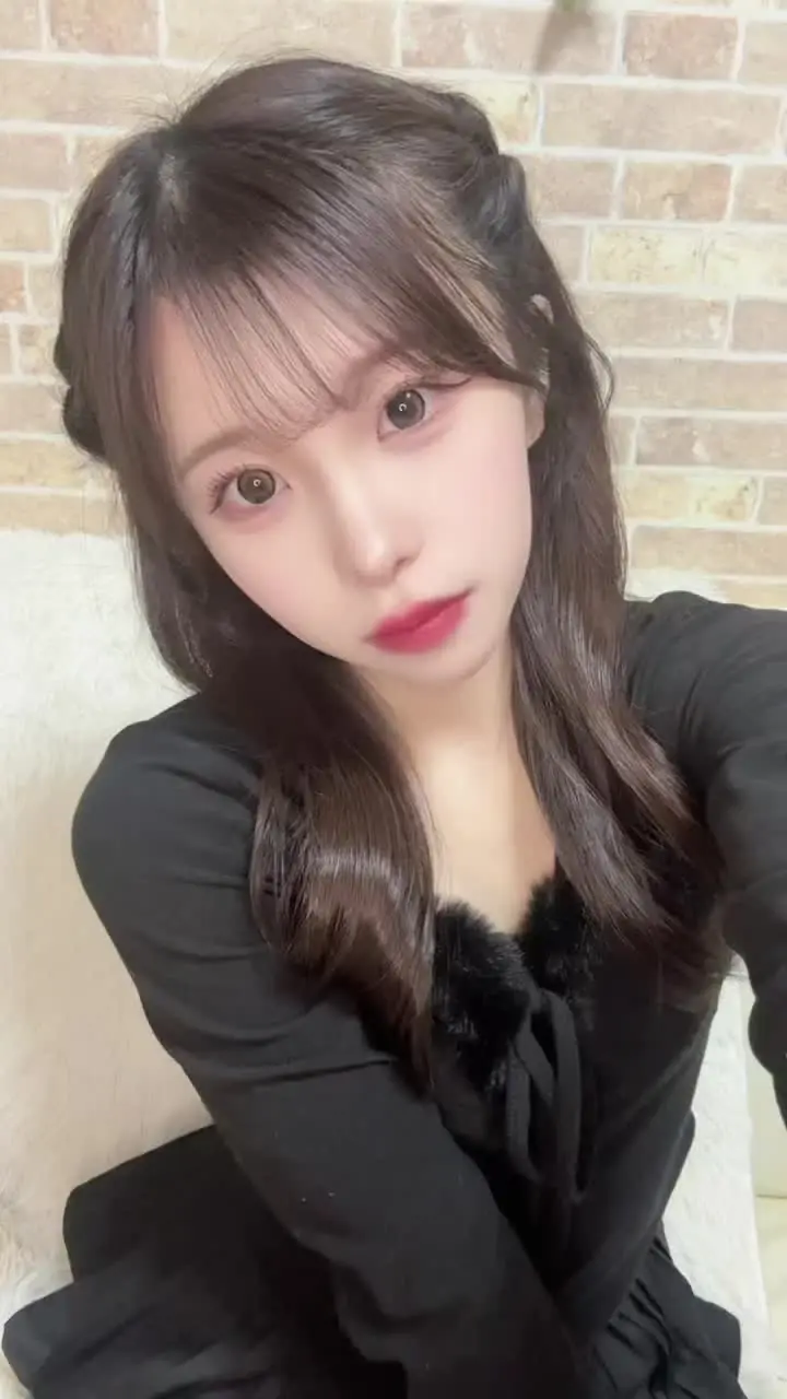 ひより「TikTokから来てくれた人いるー？🥺🖤」の投稿サムネイル