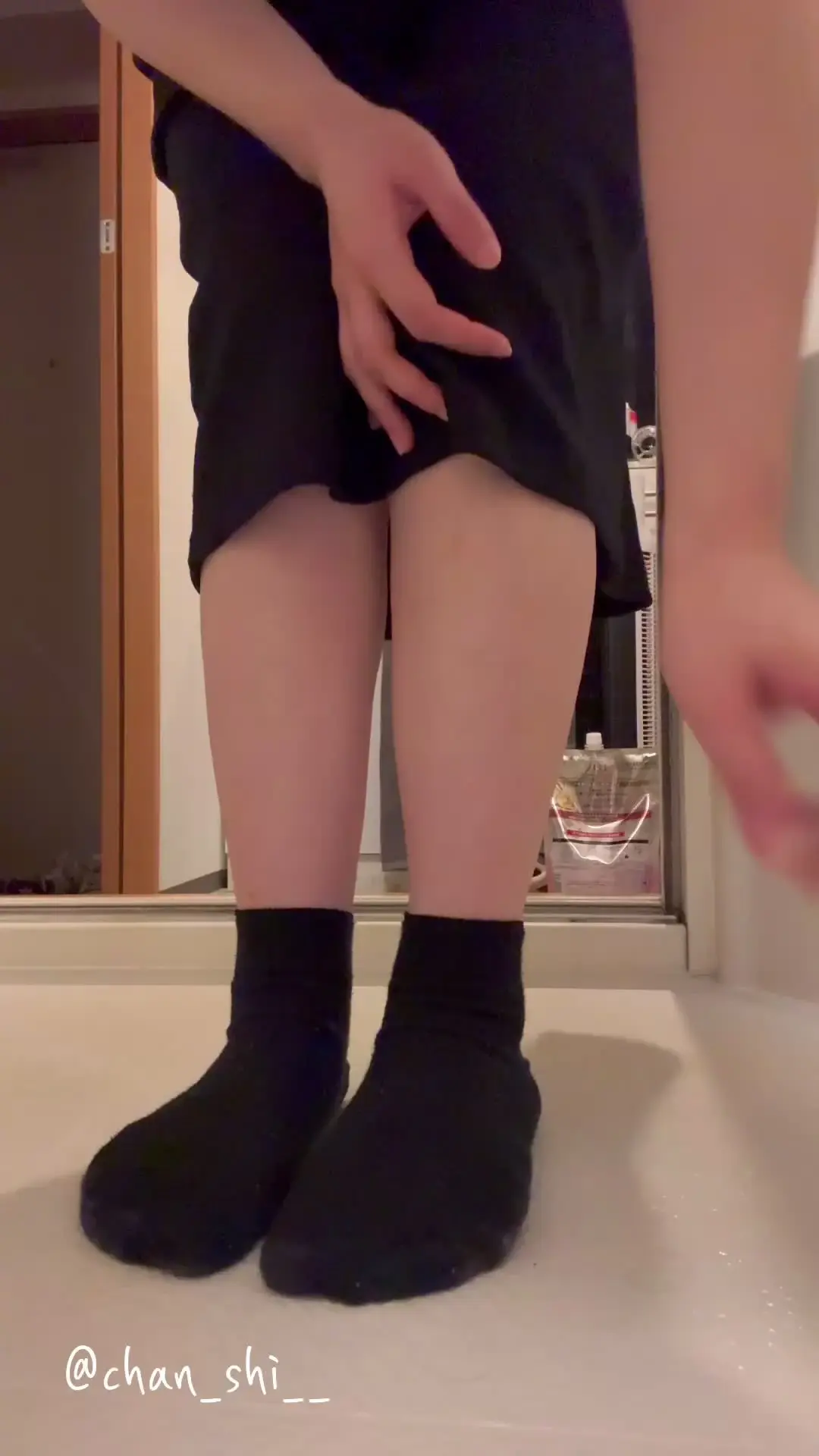しーちゃん「おしっこ撮ってみました。 めっちゃ濃いの出ちゃって、おまんこ見られるのと同じくらい恥ずかしいです。 カメラ向けると全然でないですね。。」の投稿サムネイル