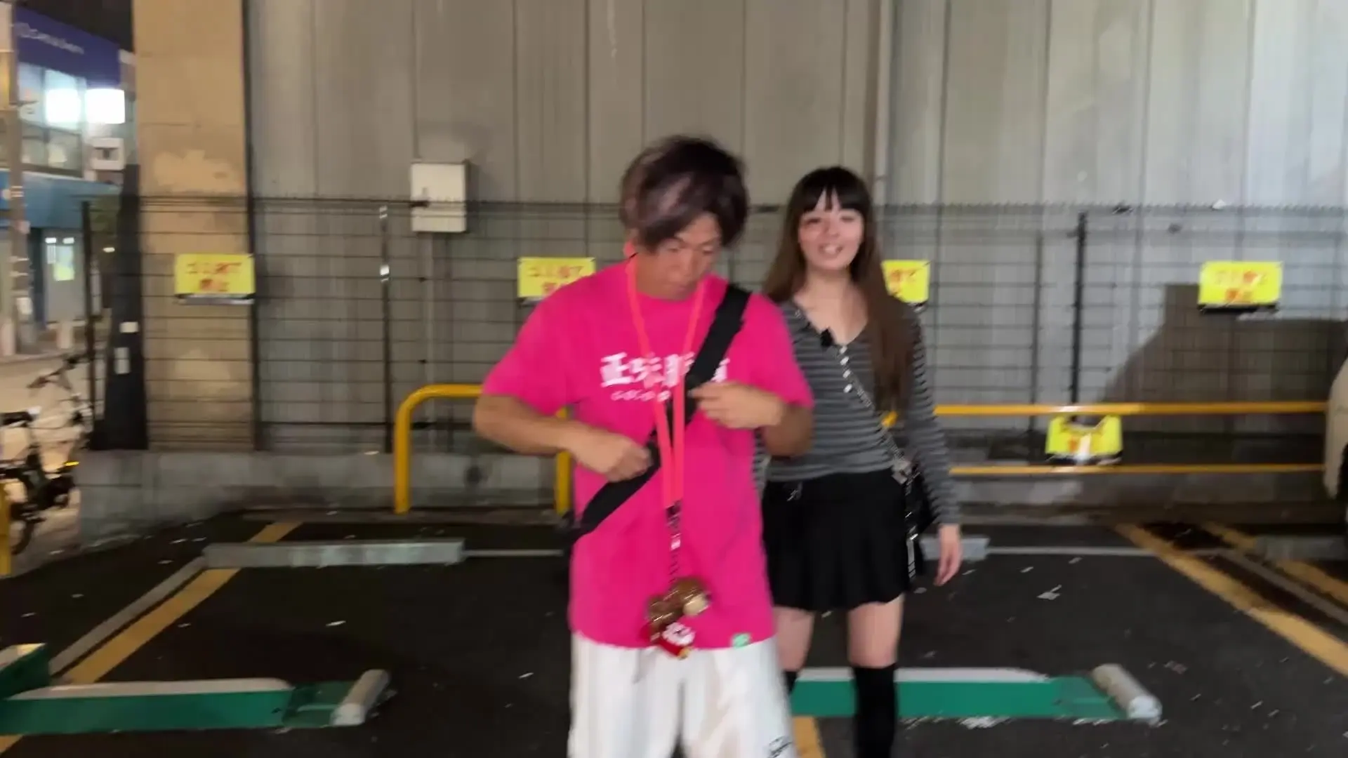 よるび🌙夜の美女図鑑🩷「【ガチ素人】酔いどれスレンダー美女の服をまくってブラもめくっちゃうのえろすぎるww【おっぱい大作戦🩷#870】」の投稿サムネイル