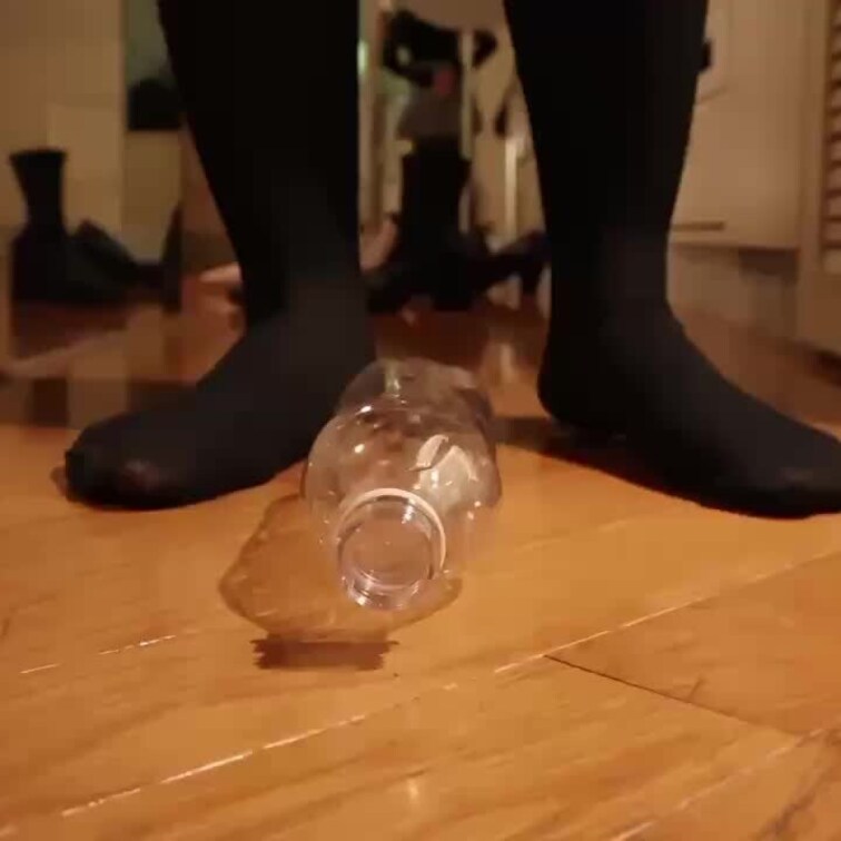 黒タイツでペットボトルを踏む動画です。