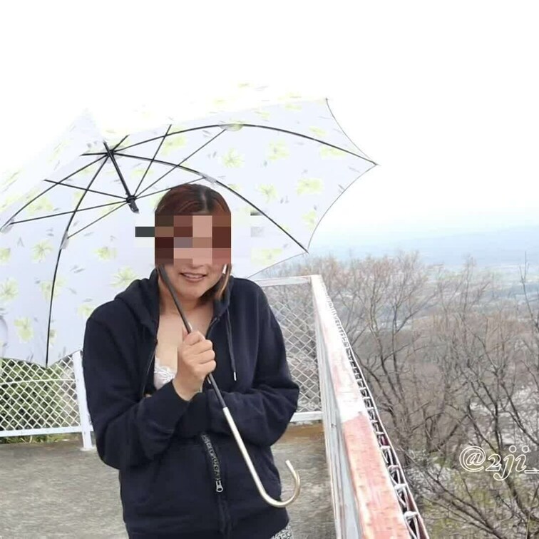 花見露出⑧

ついに隣に人がいるのに露出出来ました😍
景色を見ながらおじさんは○○○と奥さんらしき2人と喋っていま