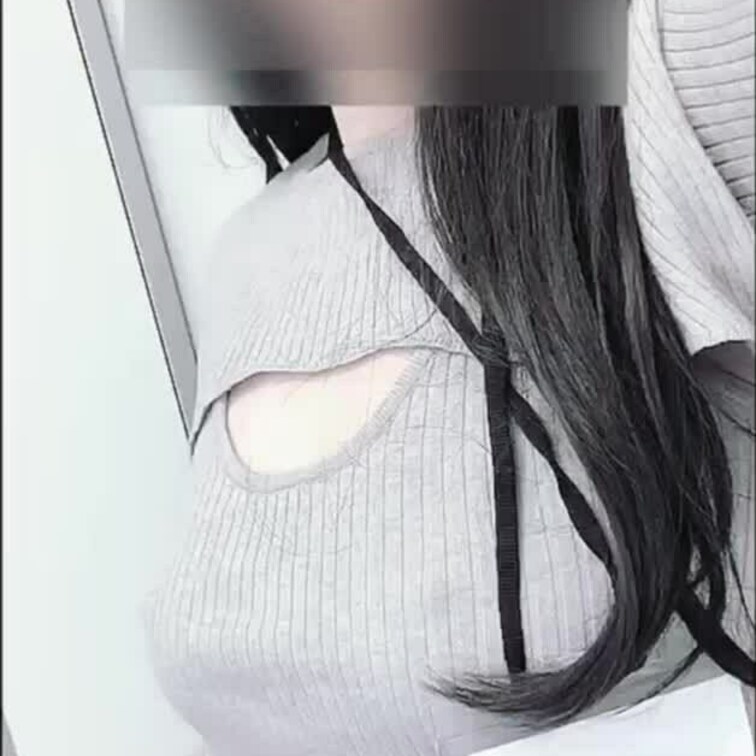 職場でのおっぱい丸出し動画ですっ
オペレーターだから外に出ないし、暑いからノーブラで仕事する🥵💦