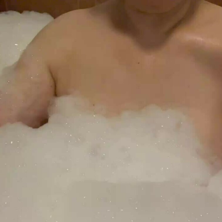 泡は力尽き
乳輪も乳首も…