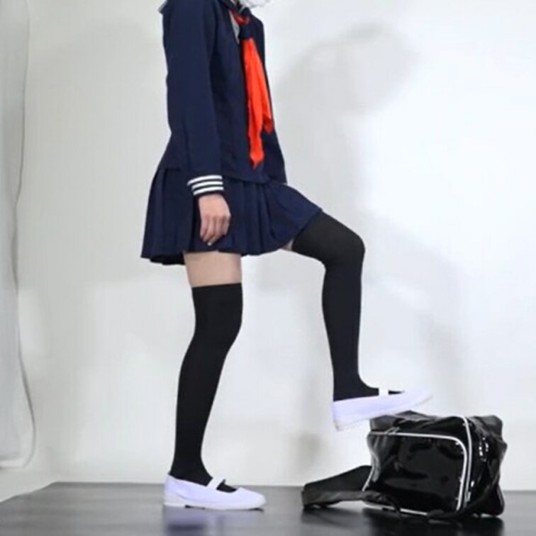 上履きでバックを蹴る