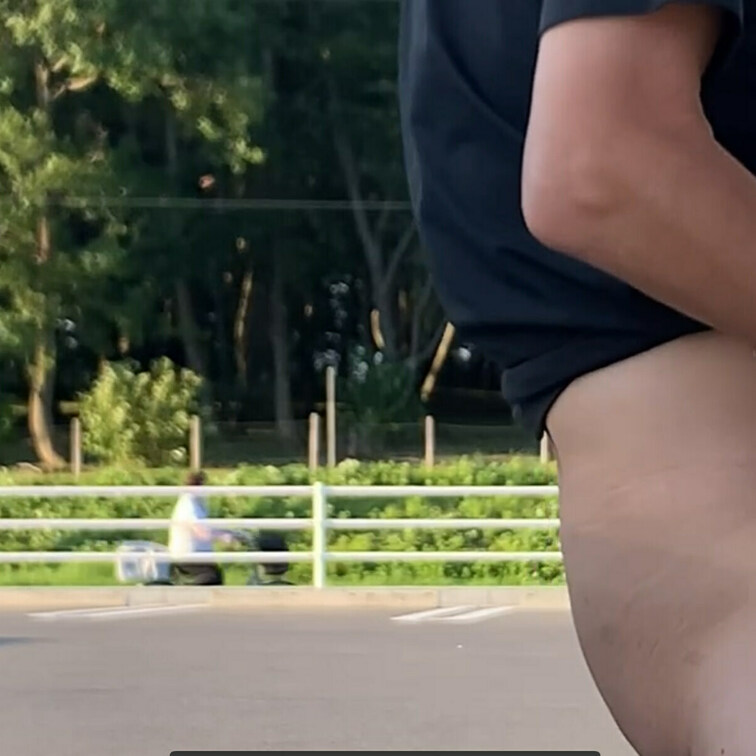 近所の奥様とスーパーで待ち合わせしました😆会ったらセックスしたくなってその場で中出しセックス💕
駐車場出入りの車が気に