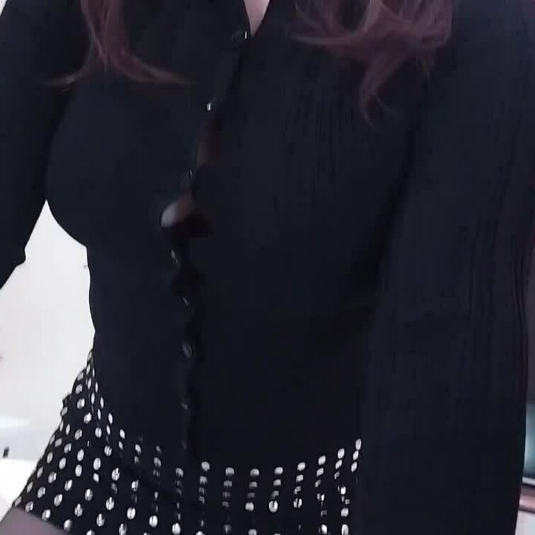 いつもピチピチOL
はち切れそうな巨乳
ズリ上がるタイトミニ
