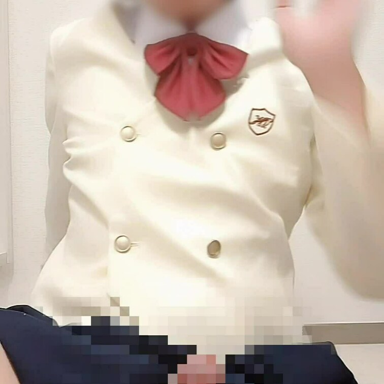 女子制服を着てお○にーしちゃいました
お汁でおち○ちんがヌルヌルです