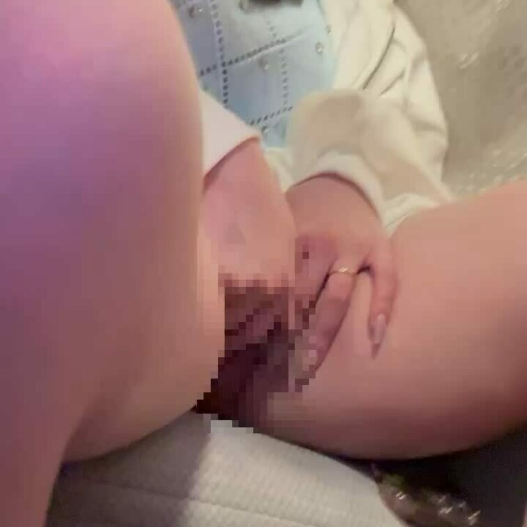 バスで隣に座ってる女の子がノーパンオナニーしてるところ見つけちゃった風動画🤍

