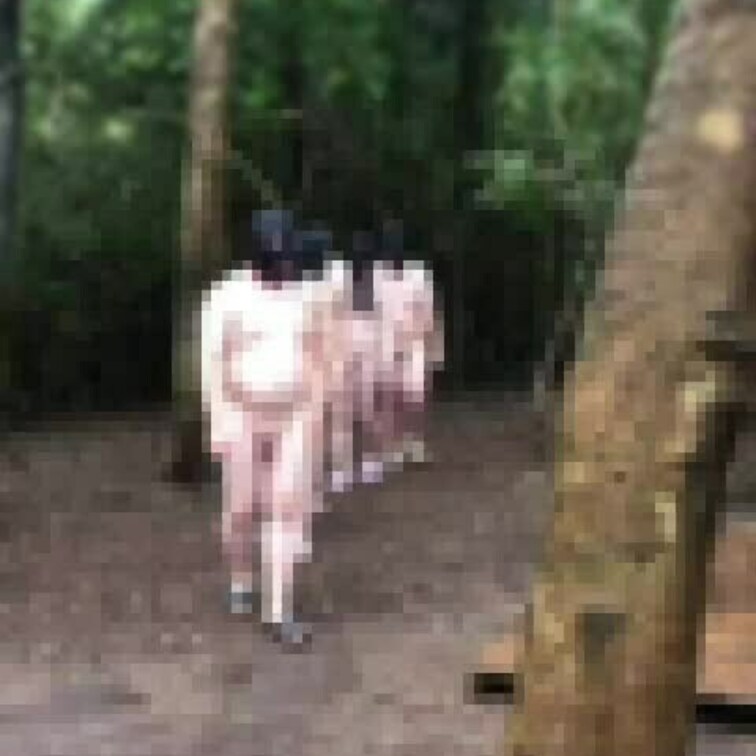 鎖をつけて歩かされるマゾ達
