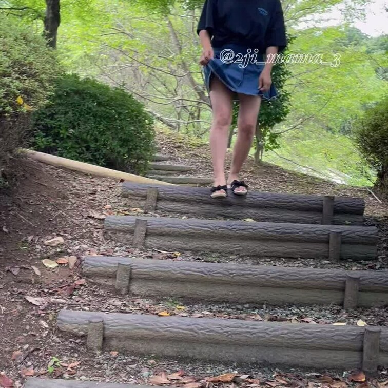 ミニスカ露出🎶
この歳でミニスカートは履けないという妻と絶対に履いて欲しい旦那
勝ったの旦那でした😁

階段で露