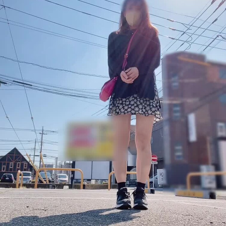 自宅付近で撮影して送ってくれました。エッチな人妻さんです。