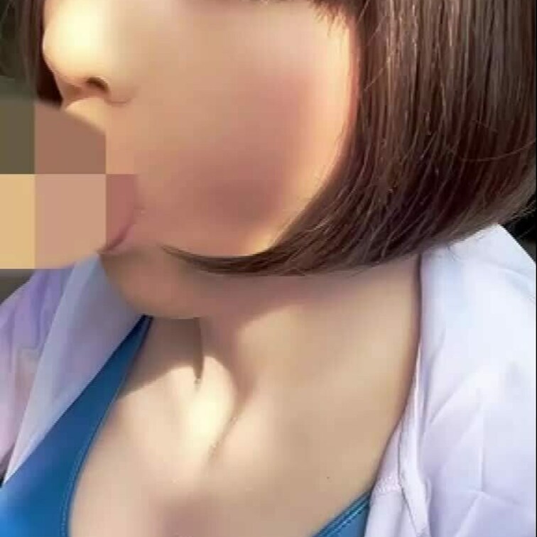 「光沢生地の、エッチな水着で…」

テカリのある、光沢素材の競泳用風な水着で撮影

エッチな雰囲気に我慢できず、