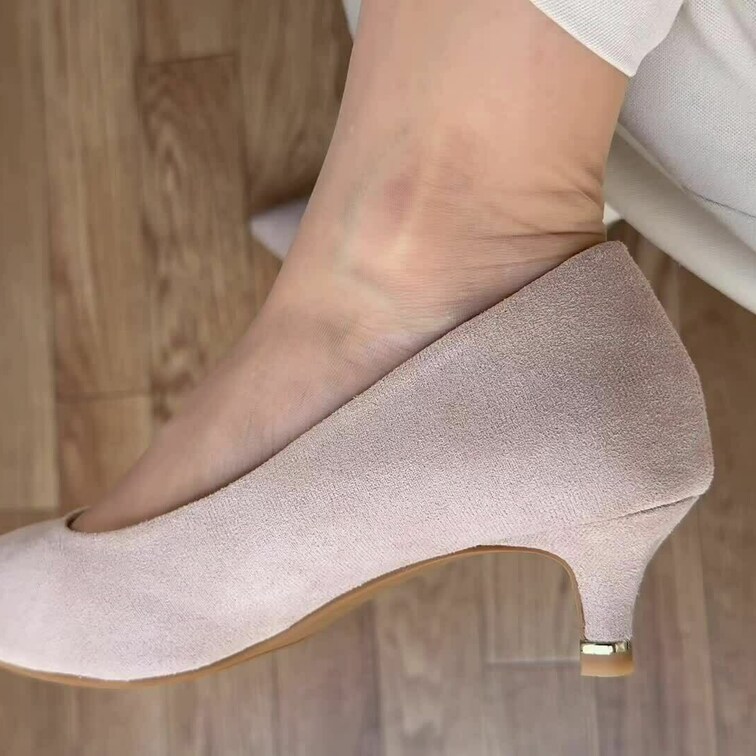 ヒールパンプスぱかぱか　つま先補強なしのストッキングと足裏