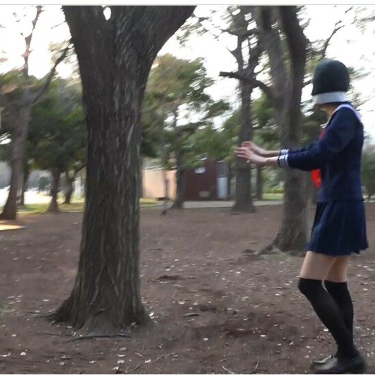 制服で手を前にして目隠し歩き