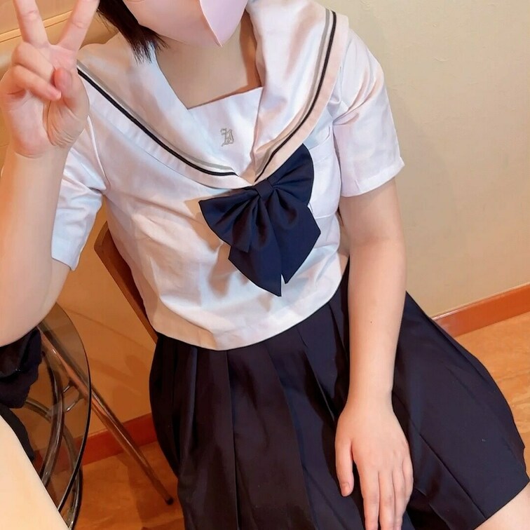 【個撮】IB歳現〇生。おじさんと明るくするｐ活４　やったぁ～簡単にお〇もらえるぅ～という顔だったので、セーラー服着せて青