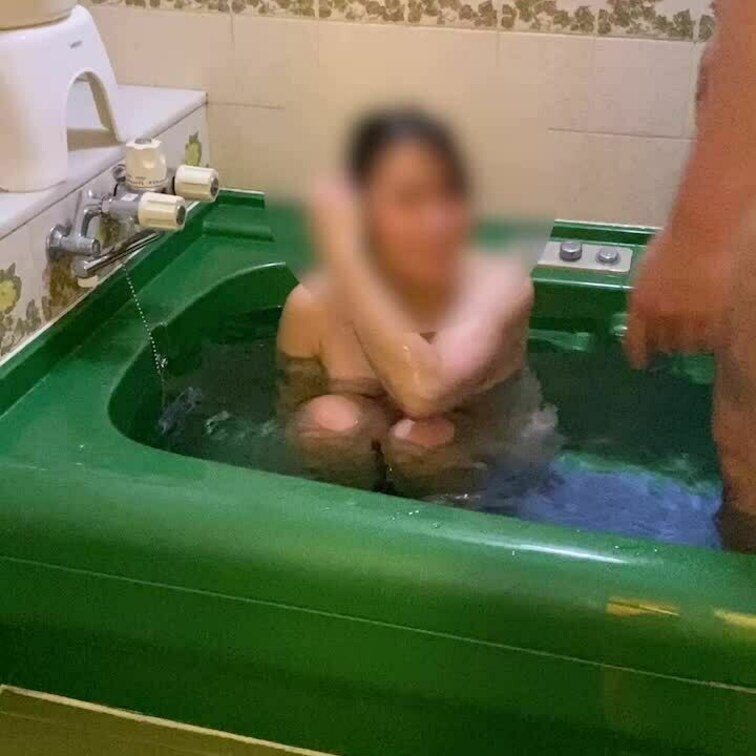 ゆうが旦那のチン○より気持ちいい他人棒を丹念に舐め始めました。
さてさてこれからゆうのイチャラブSEXが始まります。