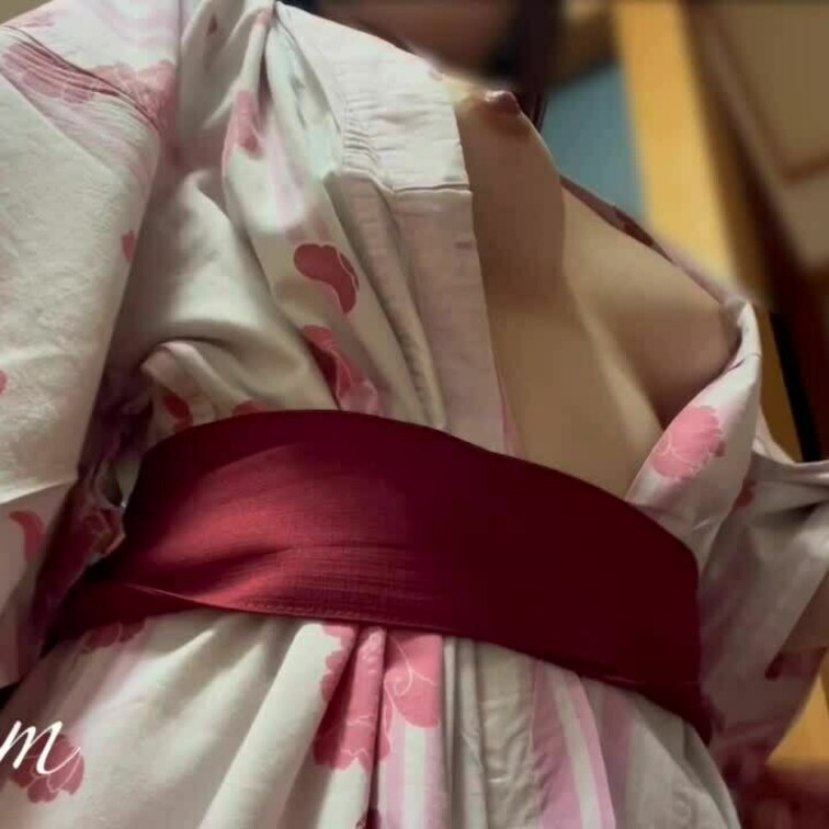 浴衣姿の19歳のしいちゃんのおっぱいを堪能する