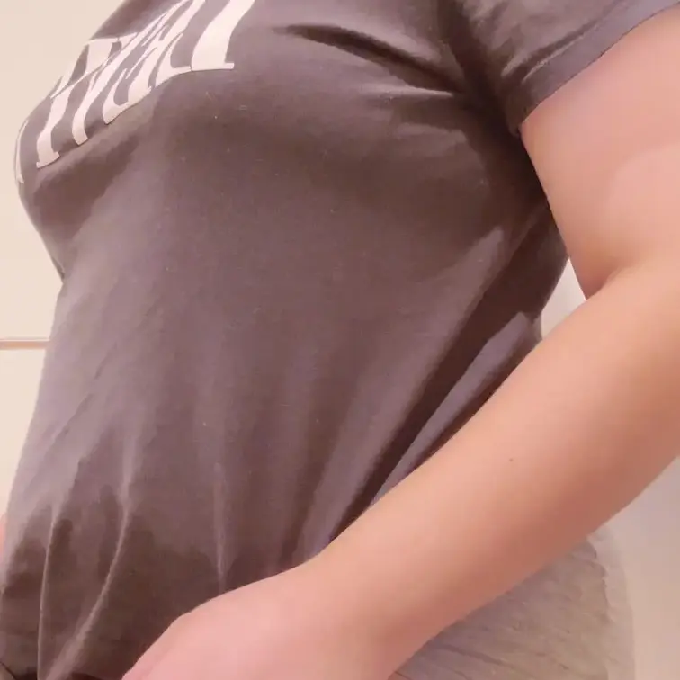 さっきお茶こぼしてしまって服濡れてしまったんですよね😢はやく着替えなさい😢