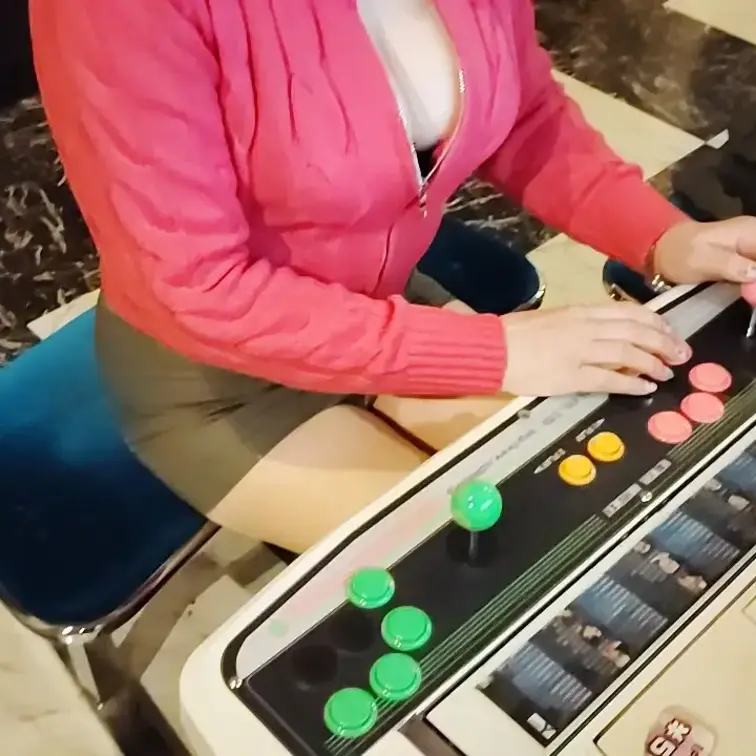 ♥️露出♥️プレイ中の巨乳女　上から覗き見

格闘ゲームコーナーに来てみました
ゲーセンでこんな巨乳女がいたら
