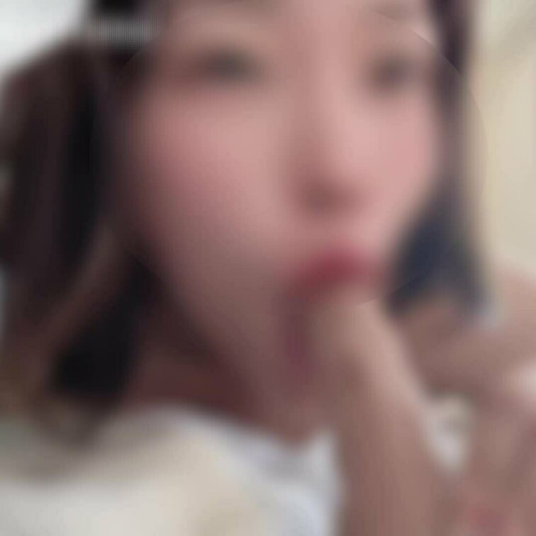 ⭐︎サンプル動画⭐︎
寝起きでジュボシュボフェラ中〜🫣
フルは顔出しプランにて公開中。

唾たっぷりのジュボシュ