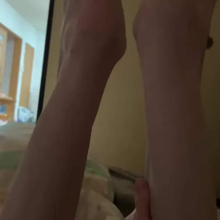 🎞⟡.· 1:11
顔出しなし

脚だけ動画です！
暑すぎてショートパンツデビューしました✨
