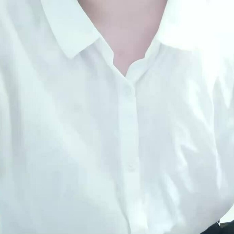 オイルを使って乳首オナニーしてます♡オイルを全体に塗って揉んだり、乳首カリカリしたり摘んだりといろんな動きで弄ってるの見